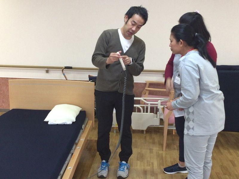 外国人実習生の介護実習の様子 横浜医療介護福祉協同組合